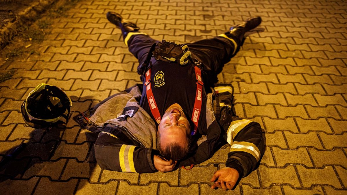 Vyčerpaní hasiči. Noční fotky z likvidace požáru v Hřensku